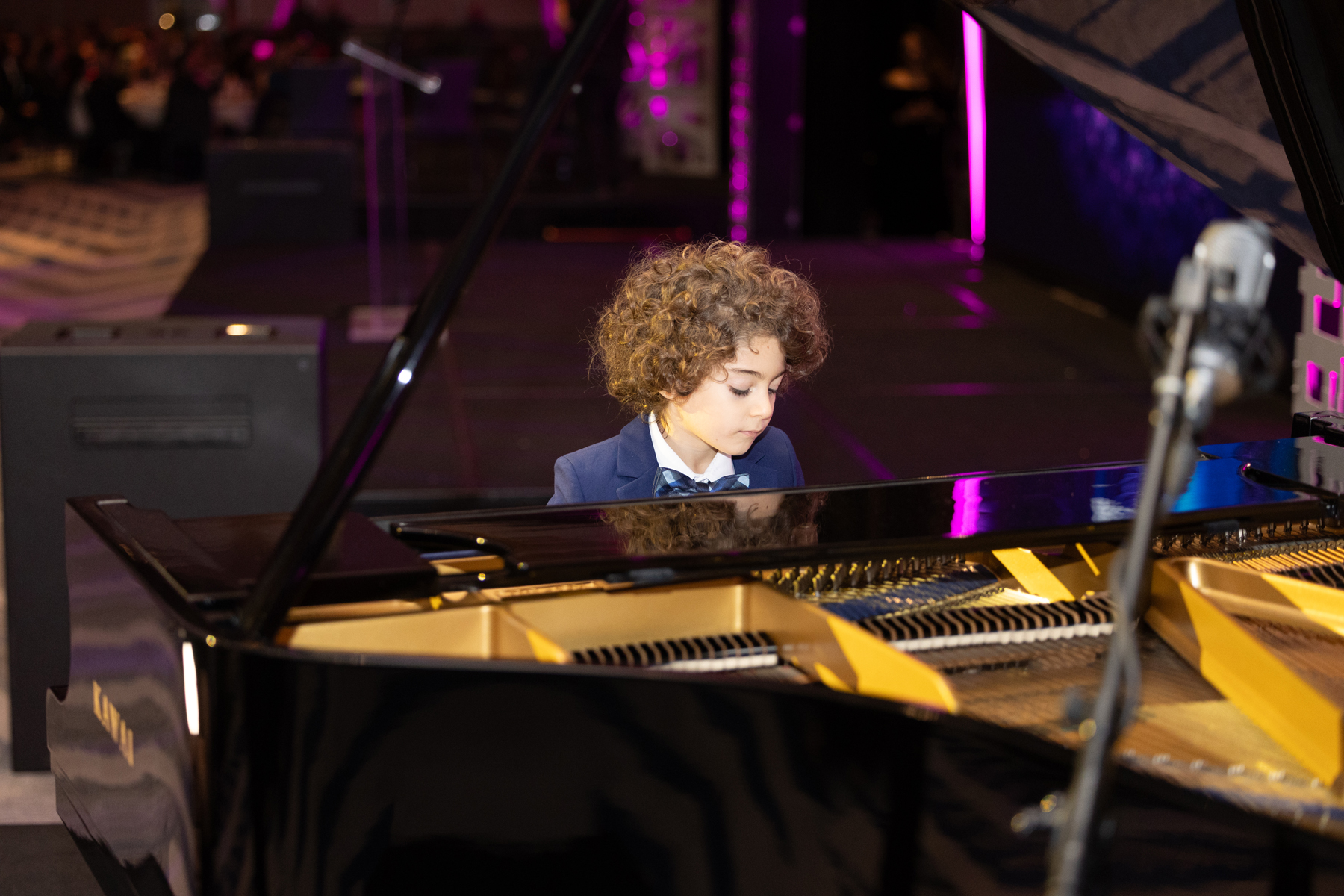 7. Armenian American Museum Heritage Gala Alec Van Khajadourian Performance 2